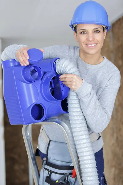 Trabalhador Feminino Montagem Mangueira Ventilação Espaço Telhado — Fotografia de Stock