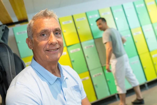 Senior Debout Près Des Casiers Dans Salle Gym — Photo