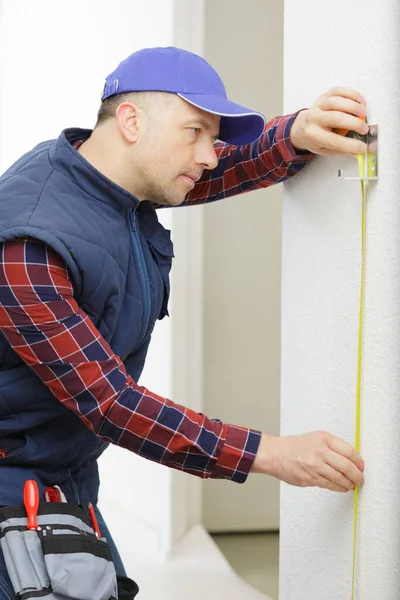 Hombre Está Pegando Cinta Adhesiva Pared — Foto de Stock