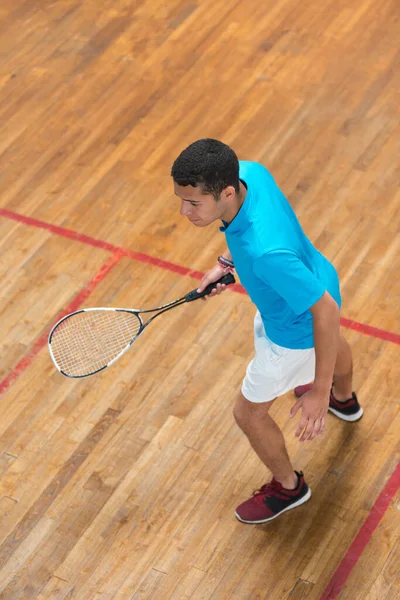 Joven Guapo Sosteniendo Raqueta Tenis —  Fotos de Stock