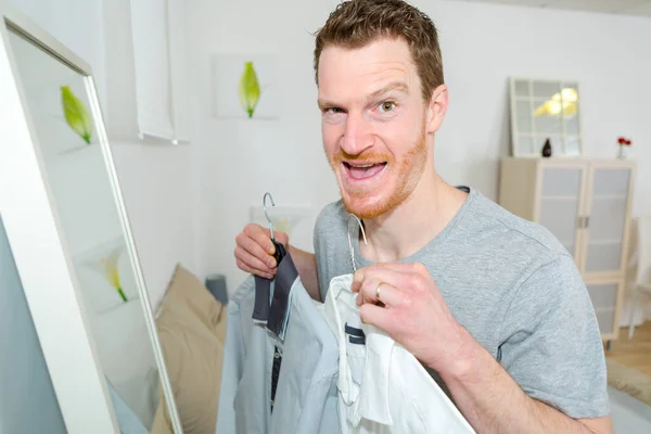 Aantrekkelijke Man Kiezen Wat Dragen — Stockfoto