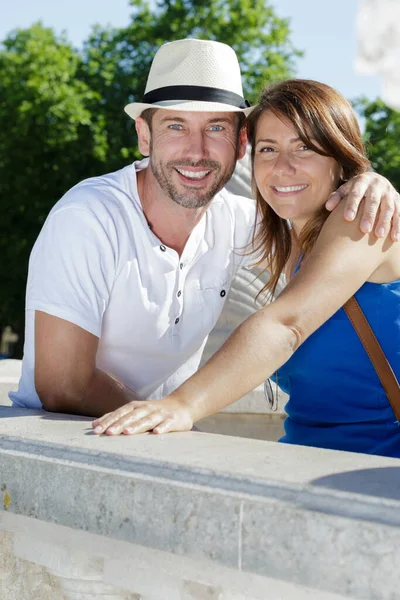 Portret Van Een Paar Buitenshuis — Stockfoto