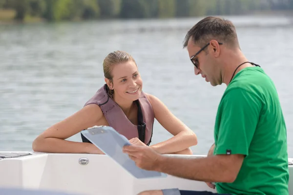 Persoonlijke Trainer Jonge Vrouw Bespreken Watertraining — Stockfoto