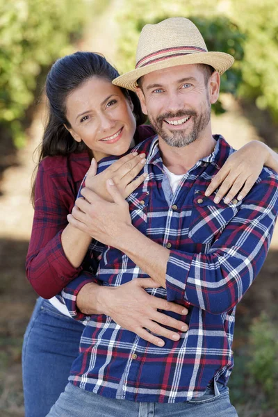 Winegrower Couple Looking Camera — Stock Photo, Image