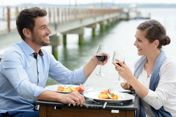 Couple Having Nice Wine Overlooking Bridge — Stock Photo, Image