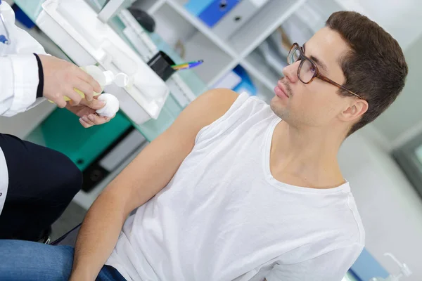 Médico Faz Vacinação Ombro Paciente — Fotografia de Stock