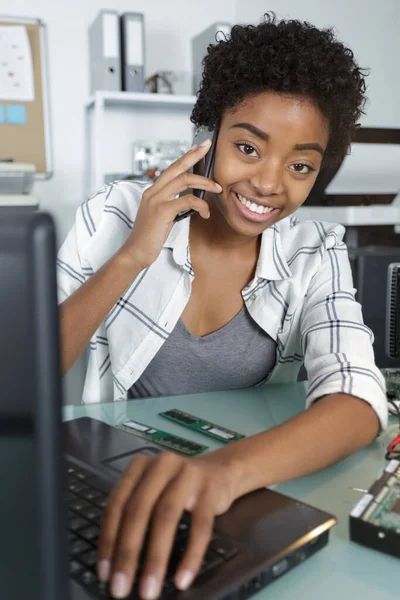Щаслива Студентка Жінка Допомогою Мобільного Телефону — стокове фото