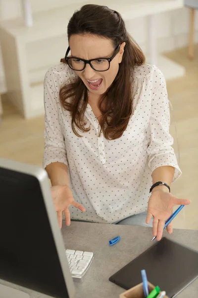 Wütend Gestresste Freiberuflerin Irritiert Über Schlechte Internetverbindung — Stockfoto