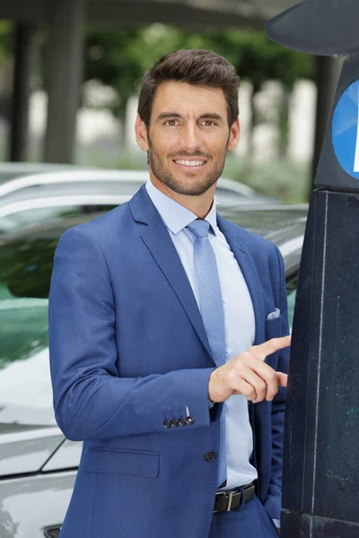 Muž Platí Parkování Kreditní Kartou — Stock fotografie