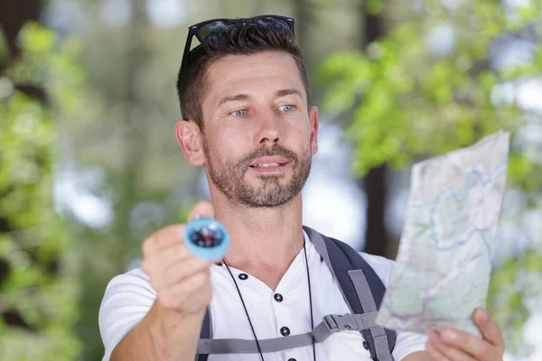 Muž Venkově Drží Mapu Kompas — Stock fotografie