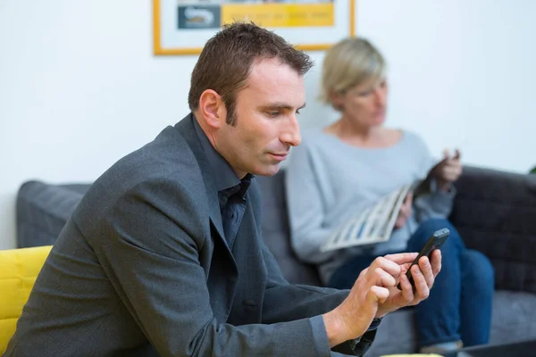 Zwei Wartende Personen Wartezimmer — Stockfoto