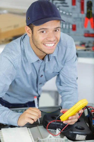 Porträtt Ung Serviceman Med Multimeter Tvättmaskin — Stockfoto