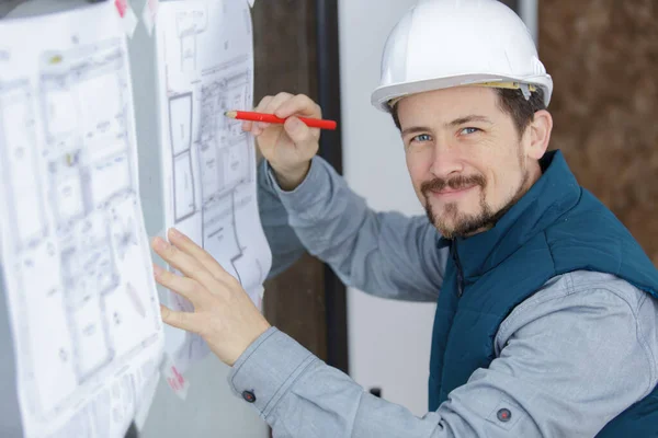 Homem Construtor Olhando Para Câmera — Fotografia de Stock