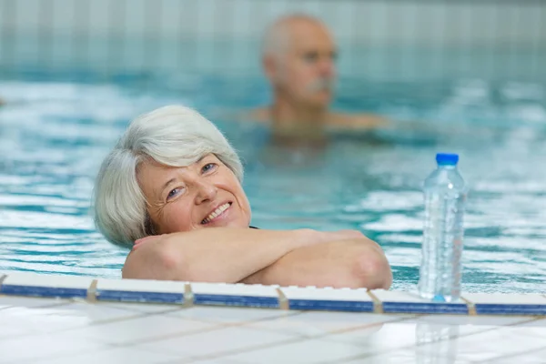 水泳プールで幸せな年上の女性は — ストック写真