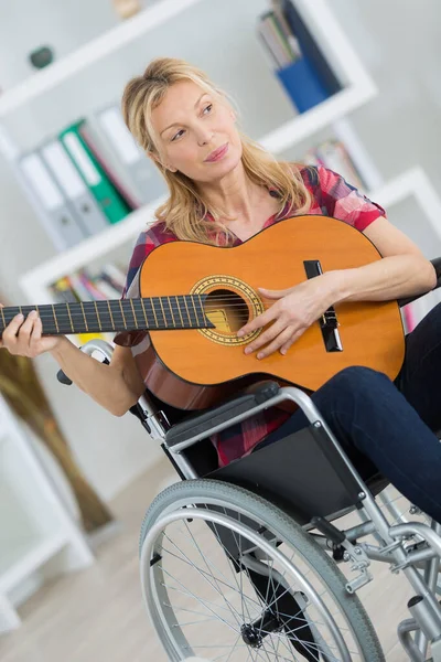 Disabili Signora Suonare Chitarra — Foto Stock