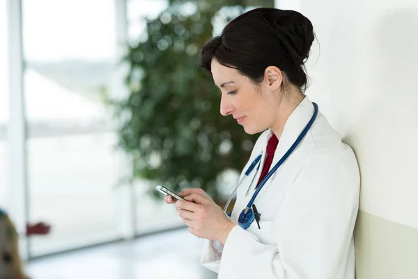 Mujer Médico Mensajes Texto Teléfono Inteligente — Foto de Stock