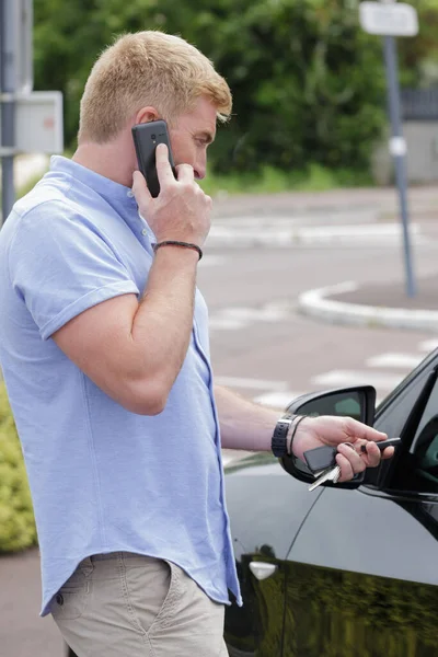 Uomo Telefono Mentre Usa Sua Chiave Chiusura Centralizzata Distanza — Foto Stock