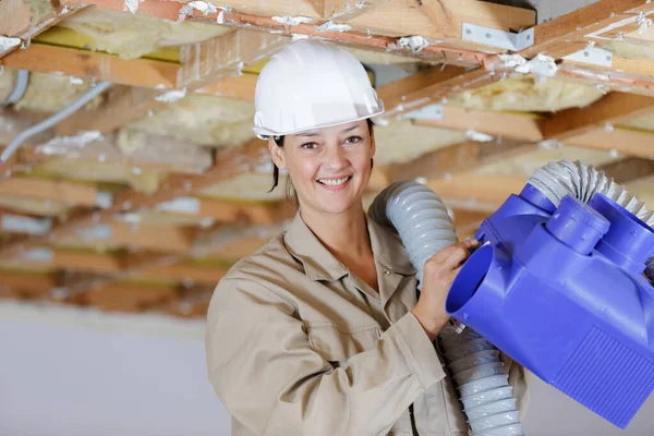 Vrouwelijke Werknemer Montage Ventilatiesysteem Woning Renovatie — Stockfoto