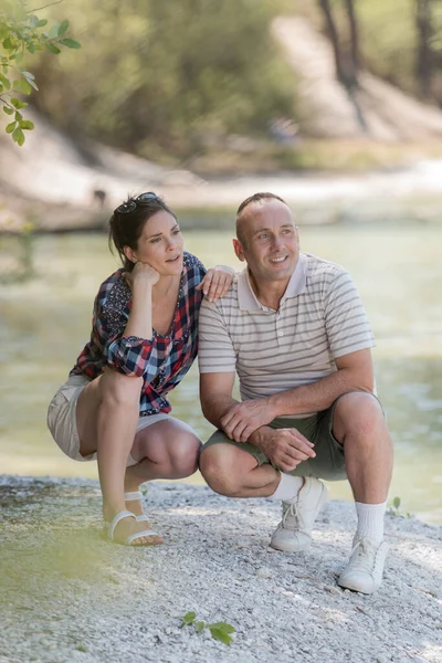 Jonge Man Vrouw Het Meer — Stockfoto