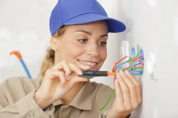 Électricien Femelle Installant Une Prise — Photo