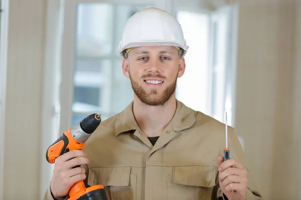 Costruttore Maschio Tiene Trapano Con Perforatore — Foto Stock