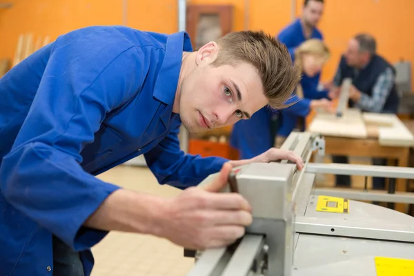 Porträtt Man Som Mäter Trä — Stockfoto