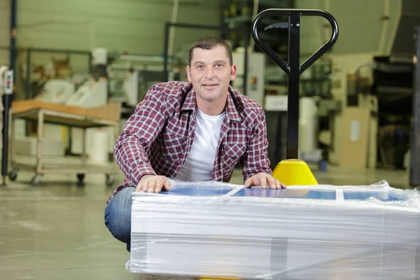 Trabajadores Moviendo Tableros Con Transpaleta Una Fábrica — Foto de Stock