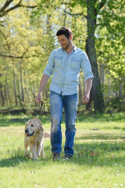 Mann Geht Mit Hund Spazieren — Stockfoto