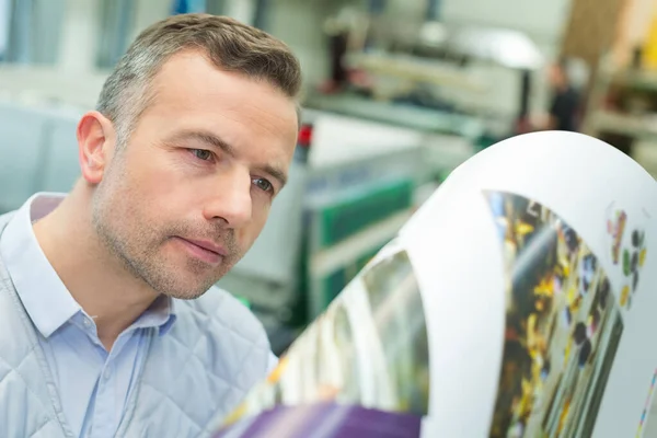 Man Werkzaam Drukkerij Drukpers — Stockfoto