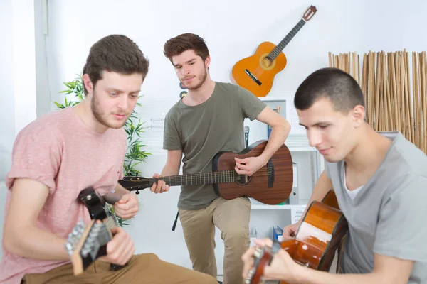 Jonge Mannen Met Muziekinstrumenten — Stockfoto
