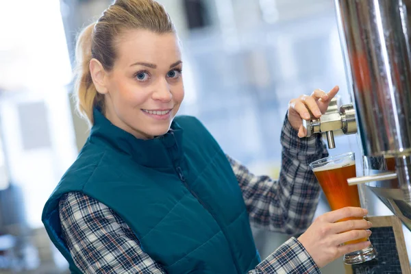 Trabajadora Cervecera Bastante Femenina Fábrica — Foto de Stock