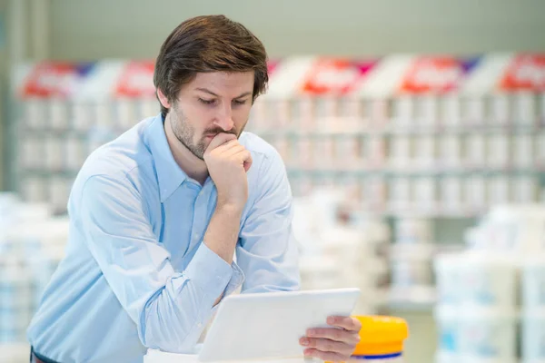 Een Werknemer Die Binnen Een Tablet Gebruikt — Stockfoto