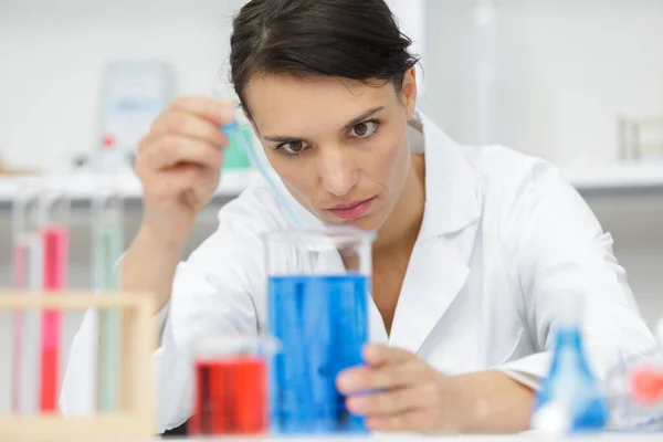Vrouw Lab Assistent Met Kolven Met Vloeistoffen — Stockfoto