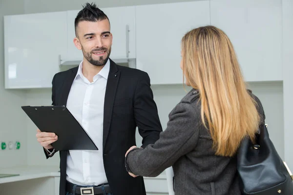 Agente Imobiliário Com Cliente Feminino — Fotografia de Stock