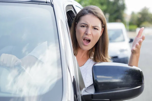 Kadın Sürücü Tartışıyor Araba Sürüyor — Stok fotoğraf