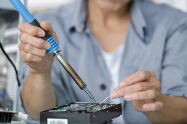 Woman Soldering Computer Components — Stock Photo, Image