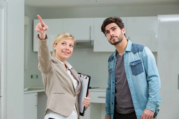 Mann Und Frau Schauen Und Zeigen Nach Oben — Stockfoto