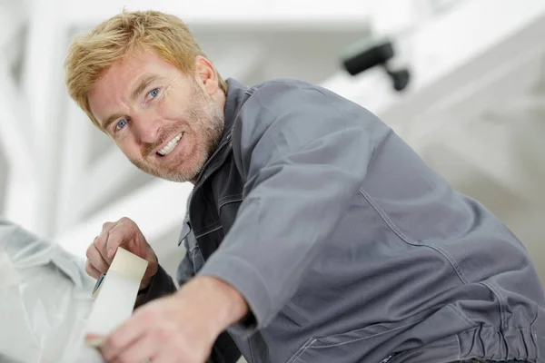 Pintor Automotriz Pegando Una Pieza Del Vehículo —  Fotos de Stock