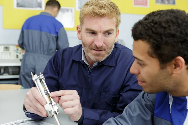 Ein Männlicher Techniker Bei Der Arbeit — Stockfoto