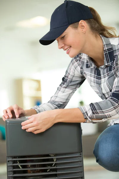 Glad Tekniker Verkstadsrum — Stockfoto