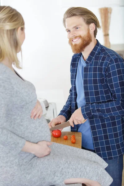 Glückliches Paar Schneidet Eine Tomate — Stockfoto