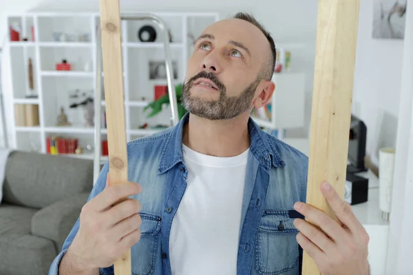 Hombre Revisando Tablones Madera Casa — Foto de Stock