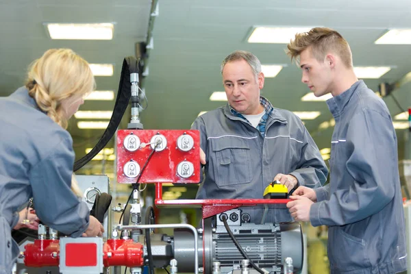 Portret Van Leerlingen Die Machine Problemen Oplossen — Stockfoto