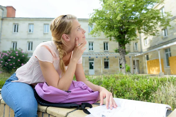 Vrouw Studenten Buiten Vrouw — Stockfoto