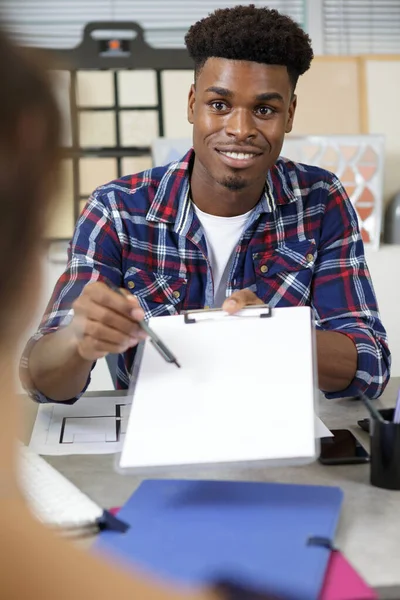 Homme Offrant Papier Blanc Vierge Dans Presse Papiers Avec Stylo — Photo