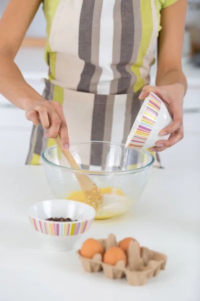 Knacken Von Rohem Hühnerei Die Schüssel — Stockfoto