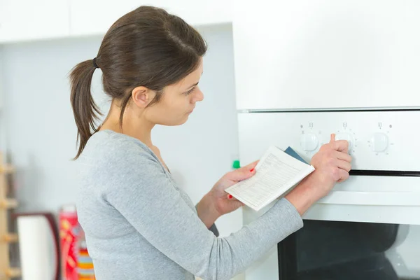 Portrait Woman Testing New Oven — Stock Photo, Image