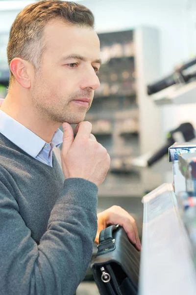 Porträt Eines Männlichen Baumarktarbeiters — Stockfoto