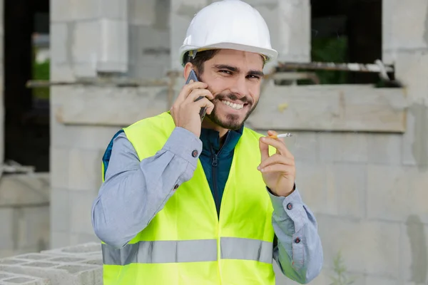 Jonge Supervisor Gesprek Mobiele Telefoon Roken Van Een Sigaret — Stockfoto