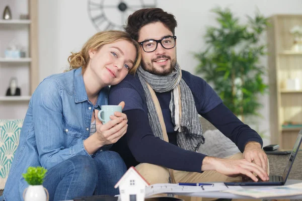 Casal Feliz Sentado Sofá Nova Casa — Fotografia de Stock